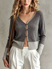 Cardigan gris à bordures contrastantes — vue portée de face, boutonné jusqu'au col, pantalon blanc