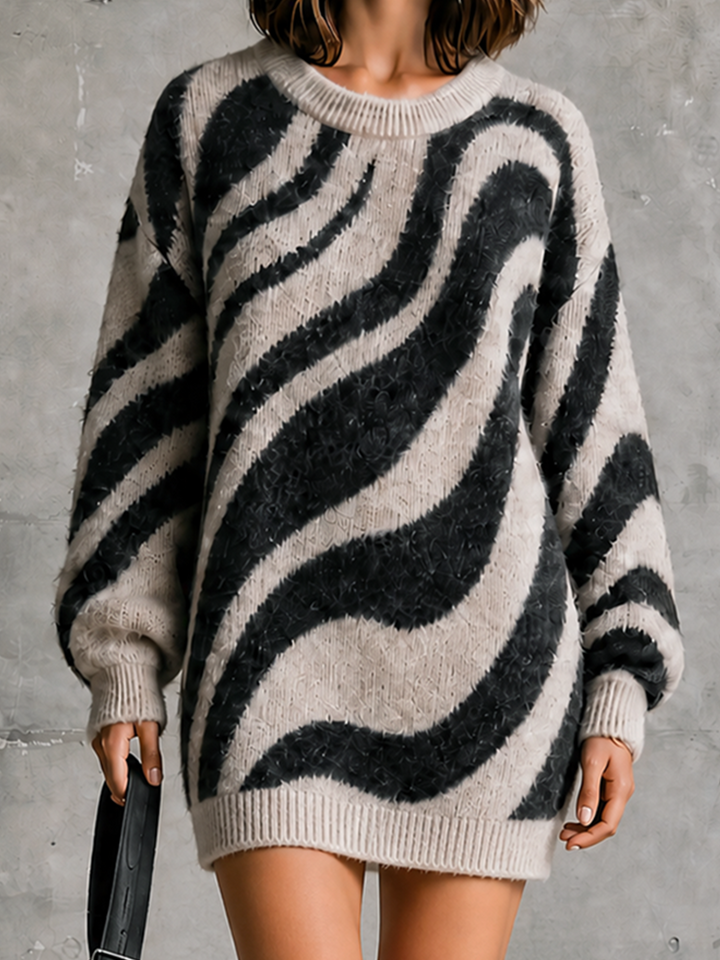 Robe-pull écrue à motifs noirs, gros plan du motif
