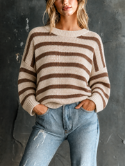 Pull beige brun à rayures — vue portée en pied, rentré dans un jean bleu clair, mains dans les poches