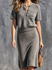 Ensemble gris col boutonné — vue portée de face, polo rentré dans la jupe, détail de la taille