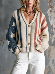 Cardigan écru étoiles et rayures — vue portée en pied, manche bleue à étoiles et corps rayé, pantalon blanc