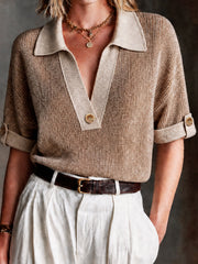 Haut beige camel col polo — gros plan du col contrasté, du bouton et de la maille chinée