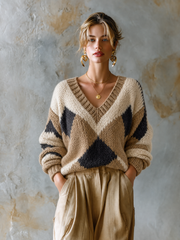 Pull écru camel anthracite losanges — vue portée en pied, en studio