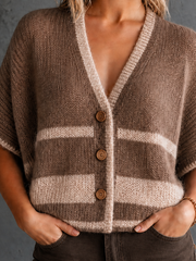 Gilet camel à bordures contrastées — gros plan du col en V, des boutons et des deux rayures claires