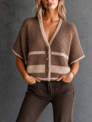 Gilet camel à bordures contrastées — vue portée de face, mains dans les poches d'un pantalon marron foncé