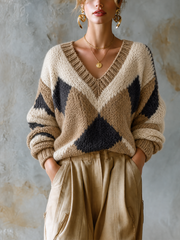 Pull écru camel anthracite losanges — vue portée de face, grands losanges, pantalon couleur sable