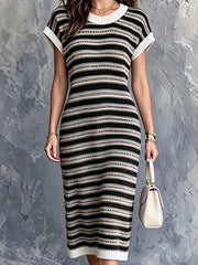 Robe midi rayée noire et blanche, vue rapprochée de face