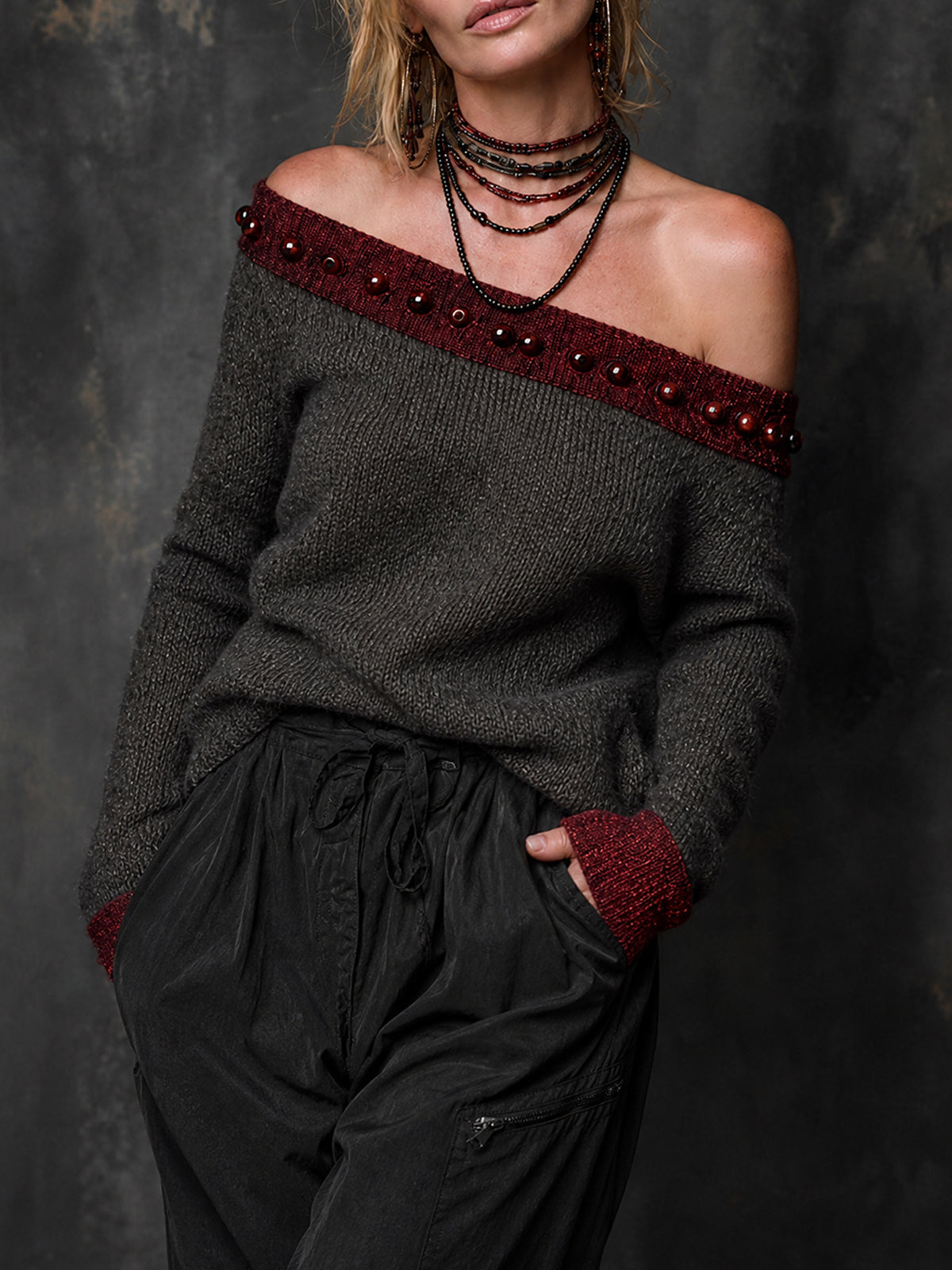 Pull gris et bordeaux — vue portée de face, bordure à clous métalliques, colliers noirs