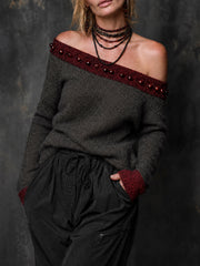 Pull gris et bordeaux — vue portée de face, bordure à clous métalliques, colliers noirs
