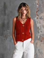 Gilet rouge ajouré col V — vue portée de face, plan large