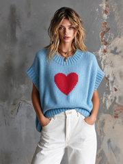 Pull bleu clair cœur rouge — vue portée de trois-quarts
