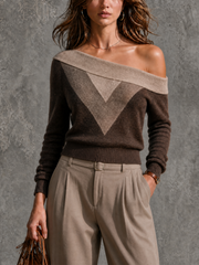 Pull tricolore à épaules dénudées — vue portée de face, encolure asymétrique épaules dénudées, pantalon beige