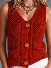 Gilet rouge ajouré col V — gros plan de la maille ajourée et des boutons en bois