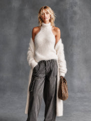 Ensemble col roulé et cardigan — vue portée en pied, une main dans la poche