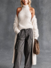 Ensemble col roulé et cardigan — vue portée en pied, long cardigan assorti sur les épaules, sac marron
