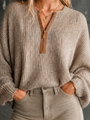 Pull beige à demi-zip contrastant — gros plan du col en V, du pompon et de la maille chinée