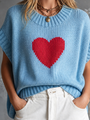 Pull bleu clair cœur rouge — gros plan du cœur rouge et de la maille côtelée