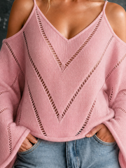 Pull rose ajouré épaules dénudées — gros plan de l'encolure en V, des bretelles et de la maille ajourée