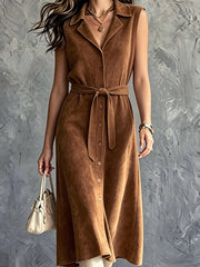 Robe midi brune ceinturée, vue rapprochée de face