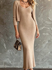 Robe longue et cardigan camel, vue rapprochée de face