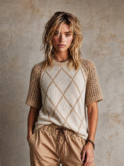 Pull beige-abricot à motif argyle — vue portée de trois-quarts, manches ajourées