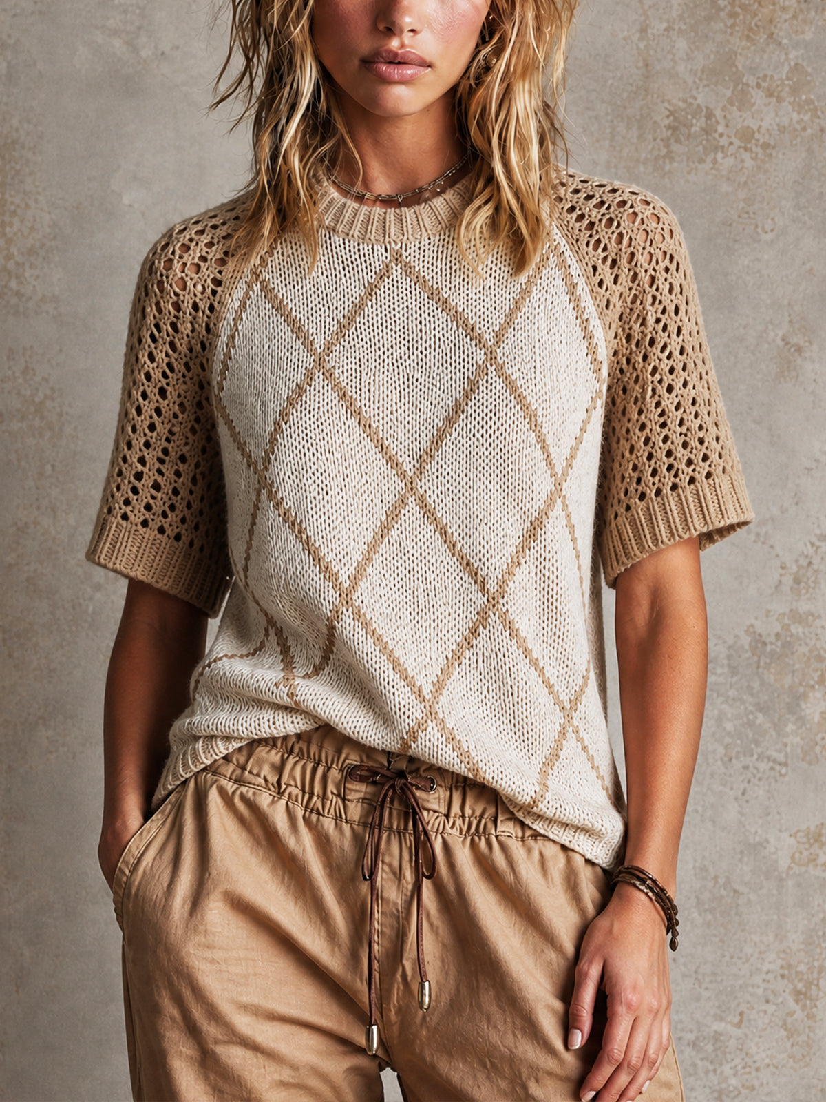 Pull beige-abricot à motif argyle — vue portée de face, jogging kaki à cordon