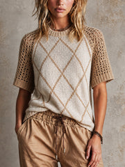 Pull beige-abricot à motif argyle — vue portée de face, jogging kaki à cordon