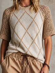 Pull beige-abricot à motif argyle — gros plan du losange en relief et des manches ajourées