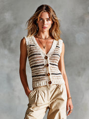 Gilet rayé blanc beige noir — vue portée de face, plan moyen