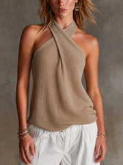 Top taupe côtelé encolure croisée — vue portée de face, encolure licou croisée, pantalon blanc