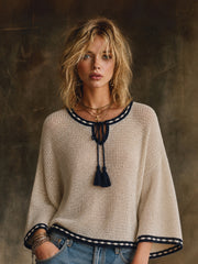 Pull crème marine à cordons — vue portée en pied, jean bleu, mains à la taille