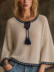 Pull crème marine à cordons — vue portée de face, cordons décoratifs à l'encolure et broderies marine