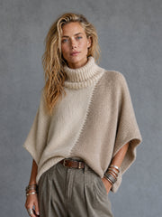 Poncho crème taupe col montant — vue portée de trois-quarts, coupe ample et drapée