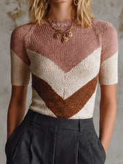 Pull vieux rose à chevrons — gros plan du buste et des chevrons contrastés