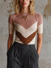Pull vieux rose à chevrons — vue rapprochée de face, chevrons de couleurs superposées, collier doré