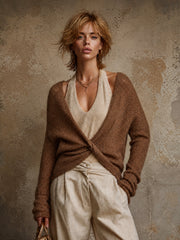 Ensemble top et gilet croisé — vue portée en pied, pantalon beige clair