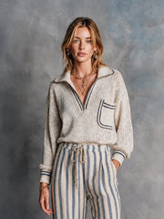 Pull crème marine zippé — vue portée en pied, pantalon à cordon