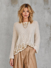 Pull crème à sequins — vue portée de face, plan large