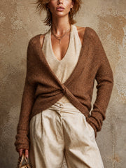 Ensemble top et gilet croisé — vue portée de face, haut en maille croisé sur un haut dos nu crème