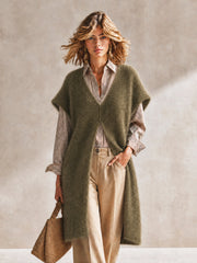 Gilet long vert olive à col V et ouverture devant — présentation portée.