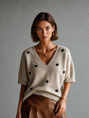 Pull avoine à motif cœurs — vue portée en pied, manches coudes et cheveux courts