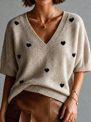 Pull avoine à motif cœurs — vue portée de trois-quarts, maille et cœurs noirs
