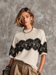 Pull crème noir col montant — vue portée en pied, pantalon kaki et chaînes dorées