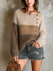 Pull tricolore à encolure bateau — vue portée de face, short en jean déchiré et petit sac marron