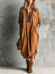Robe midi caramel à poches — vue portée en pied, bottines en daim et sac en cuir marron assorti