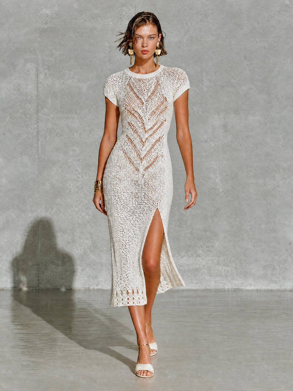 Robe midi blanche ajourée, vue d'ensemble de face