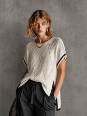 Pull blanc-noir ajouré col rond — vue portée de trois-quarts, fente latérale à l'ourlet