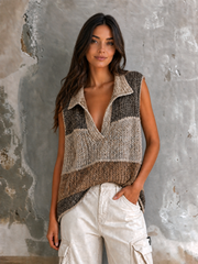 Gilet taupe brun col V — vue portée en pied, coupe ample et carrée