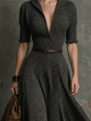 Robe midi anthracite ceinturée, vue rapprochée de face