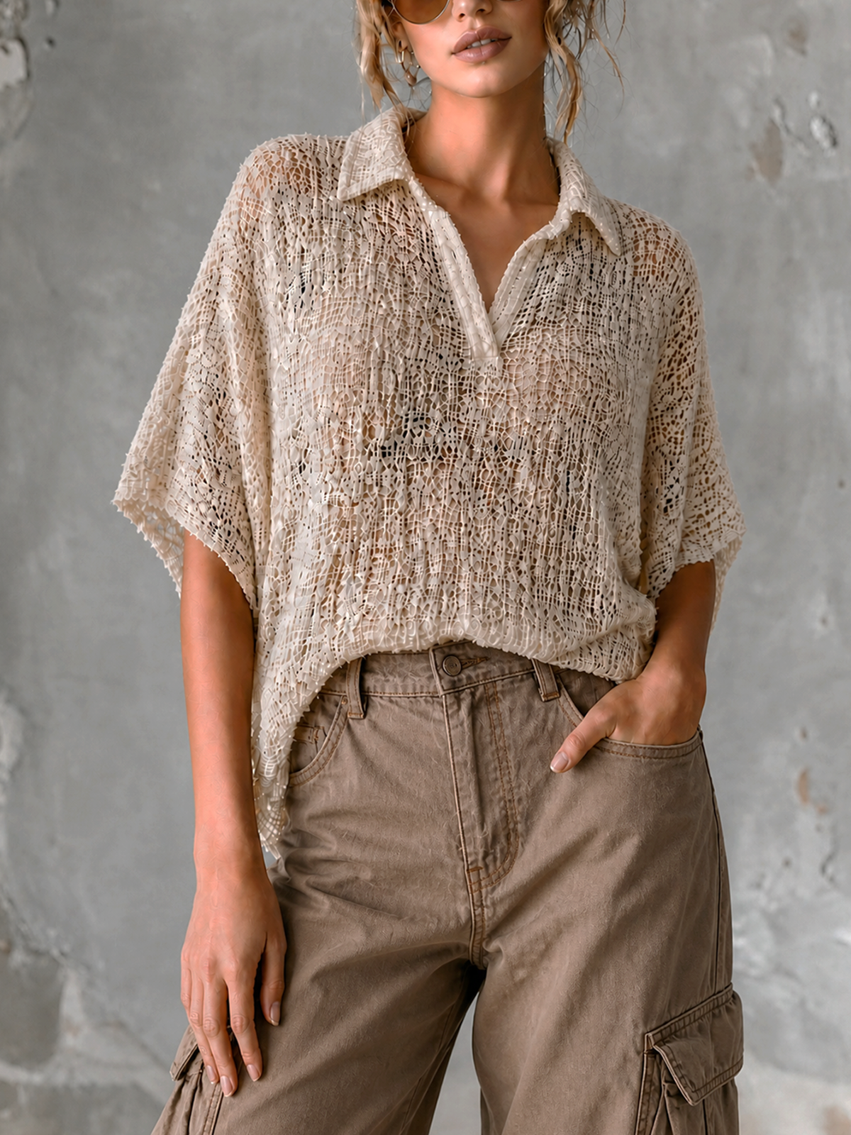 Pull écru ajouré col V — vue portée de face, col polo et encolure en V sans boutons, pantalon cargo kaki